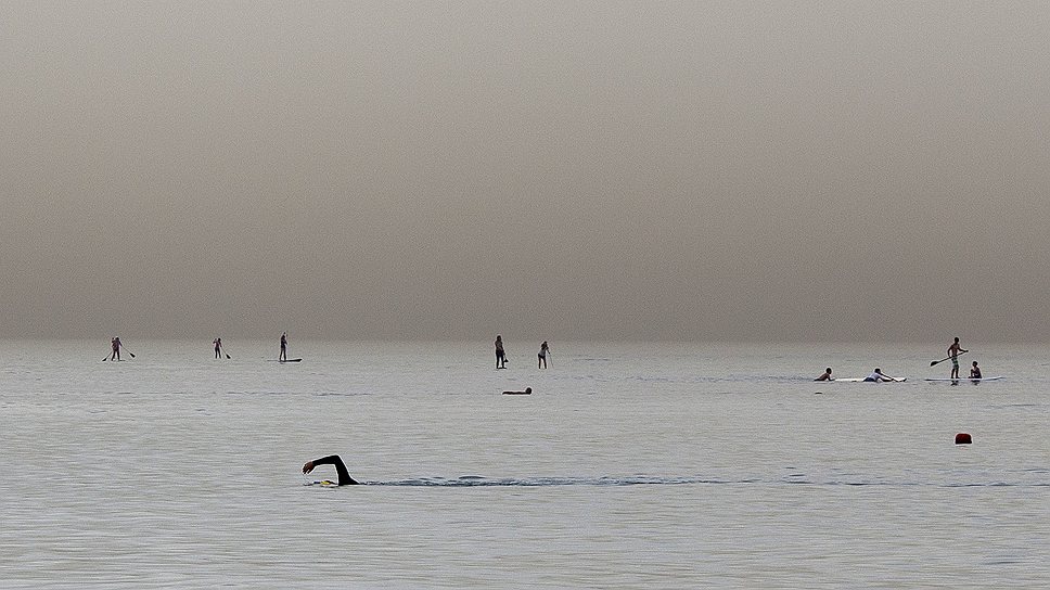 Пловец у побережья Тель-Авива, Израиль