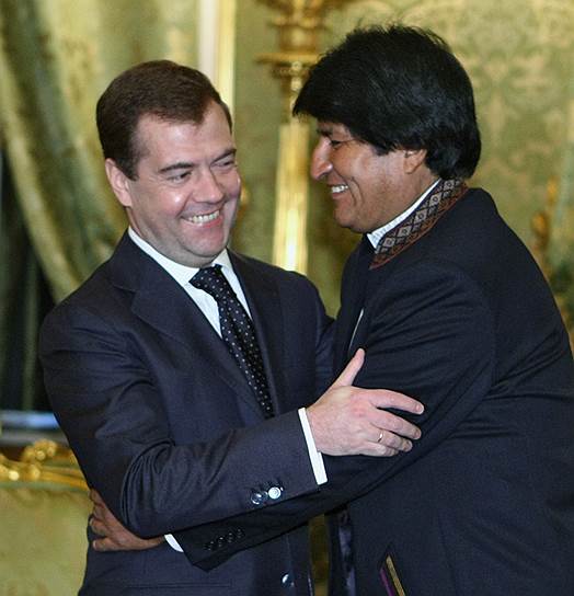Президент России Дмитрий Медведев (слева) и  президент Боливии Эво Моралес, 2009 год 