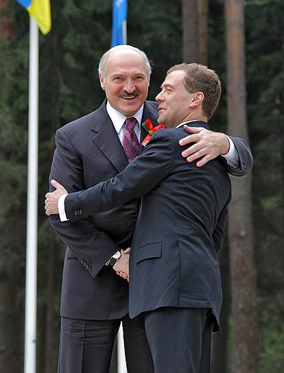 Президент Белоруссии Александр Лукашенко (слева) и президент России Дмитрий Медведев, 2010 год