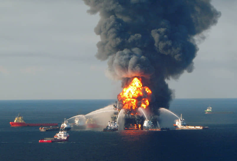 20 апреля 2010 года произошла авария на нефтяной платформе Deepwater Horizon в Мексиканском заливе, которая по своему негативному влиянию на окружающую среду стала одной из крупнейших техногенных катастроф. Разлив нефт из поврежденных труб скважины продолжался 152 дня, за это время в залив вытекло около 5 млн барр. нефти