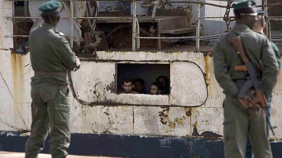 Многие мигранты, пытаясь покинуть ту или иную страну, незаконно проникают на военные или иные корабли