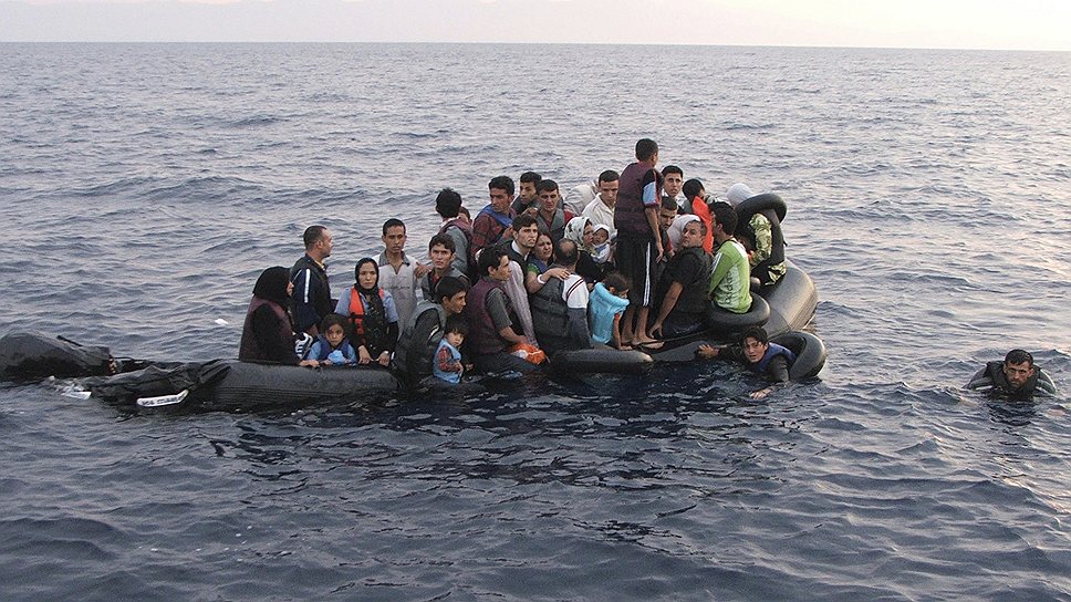 Мигранты на надувной лодке у берегов Турции