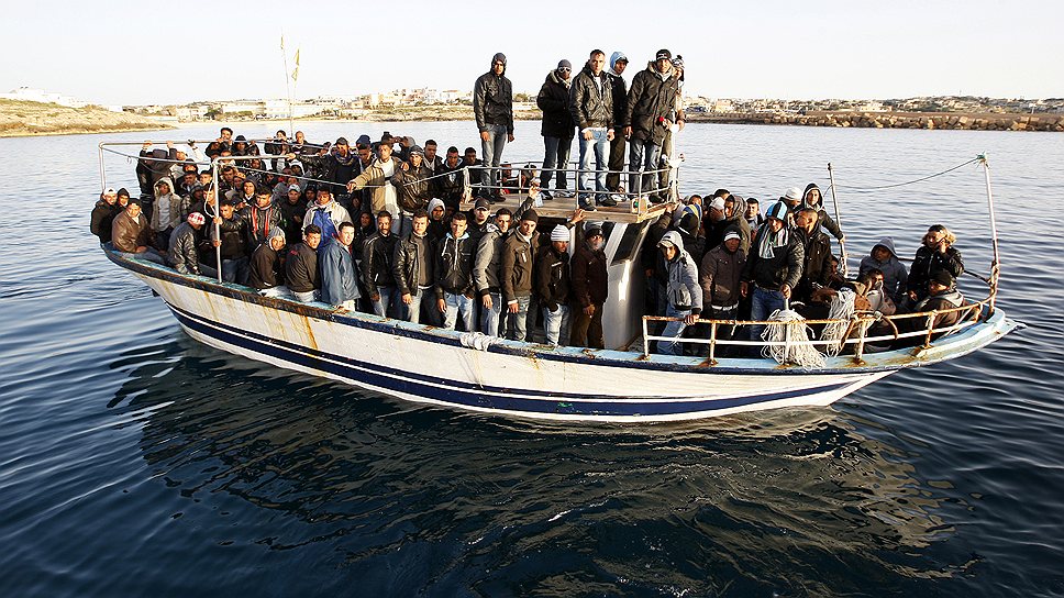 Мигранты из Туниса у берегов Лампедузы