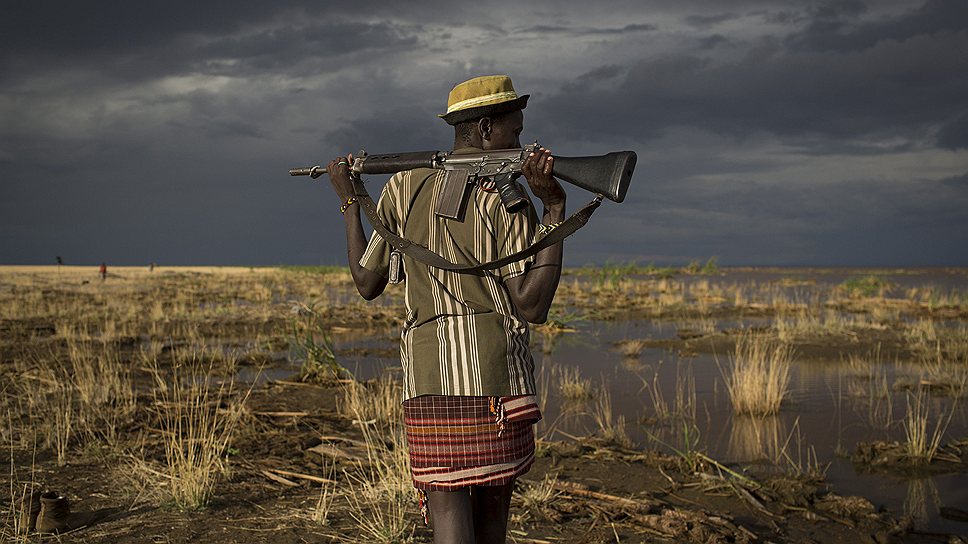 Туркана — племя скотоводов-кочевников, живущих на границе Южного Судана и Эфиопии. Но так как вот уже много лет страны страдают от засухи, пастбищ практически не осталось. Таким образом, жители племени занимаются рыбной ловлей