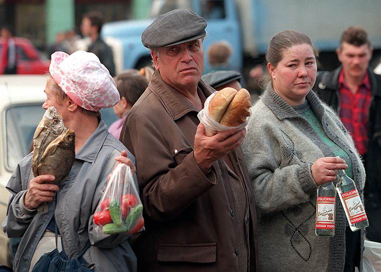 В 1990-е в Москву за товарами первой необходимости ехали со всей страны. При этом кто-то вез овощи и фрукты для обмена. В электричках из Москвы увозили дефицитные товары, зачастую для перепродажи 