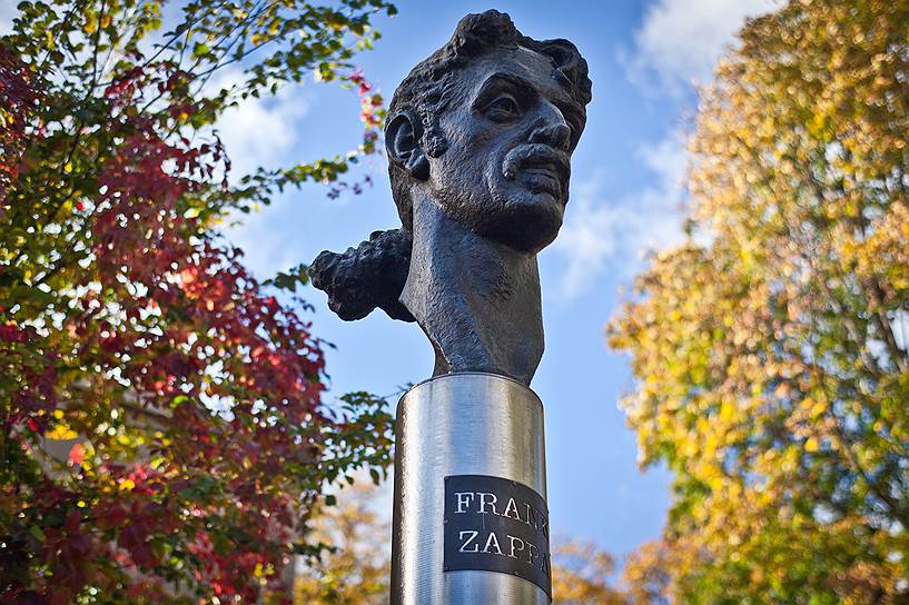 Фрэнк Заппа умер в 1993 году в своем доме в Лос-Анджелесе от рака простаты. Два года спустя в Вильнюсе установили его бюст, созданный скульптором Богданасом Константинасом. В Балтиморе при участии мэра города и вдовы музыканта была установлена копия памятника 