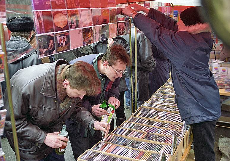 Широкое распространение получила торговля кассетами, а позже — компакт-дисками. Торговцы привлекали покупателей звучащей на всю улицу поп-музыкой. Покупали и пустые кассеты — записывать песни с радио. Главным музыкальным местом в Москве стала Горбушка (на фото) — рынок около ДК имени Горбунова в Филях