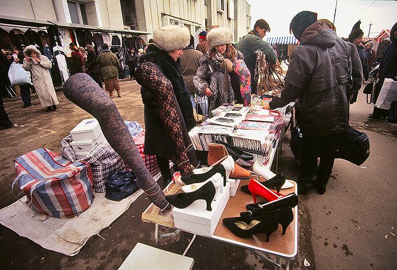 1990-е стали эпохой расцвета «челночного» движения. Торговцы уезжали в Турцию, откуда в огромных клетчатых сумках везли дефицитную модную одежду и технику. Самые предприимчивые впоследствии уходили с рынка и открывали собственные магазины