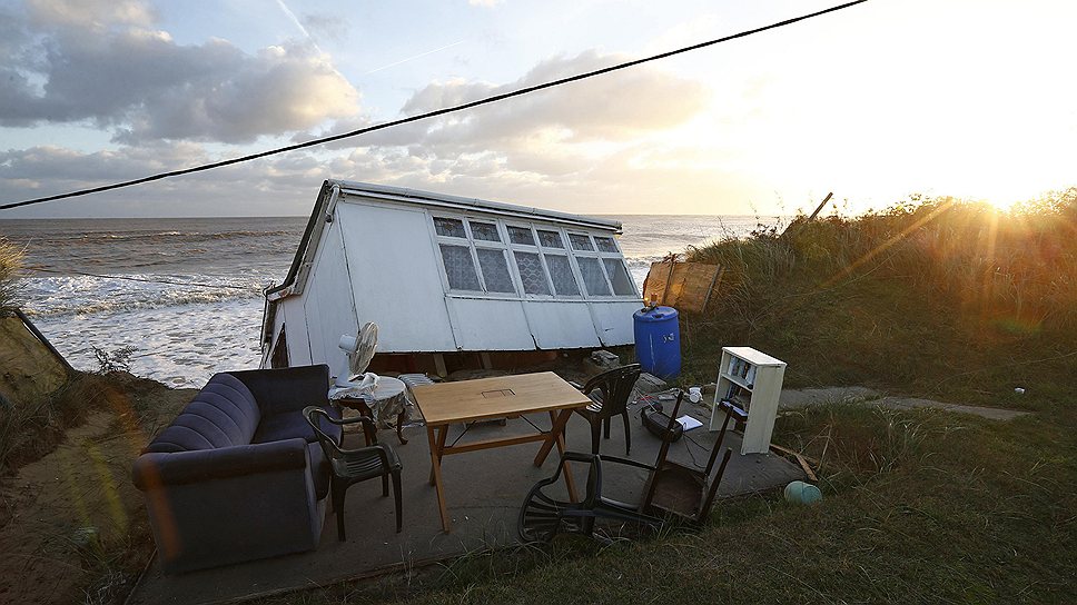 В Польше три человека стали жертвами циклона, 5 декабря обрушившегося на северные регионы страны. В результате разгула стихии 147 тыс. домов остались без электричества