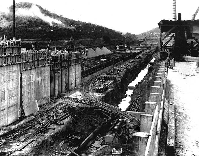 В 1879 году была предпринята первая попытка строительства cудоходного пути на Панамском перешейке. Проект принадлежал французскому инженеру Фердинанду Лессепсу, который до этого руководил работами по строительству Суэцкого канала в Египте