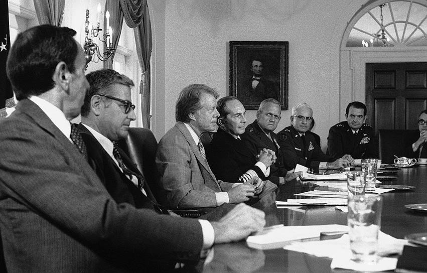 В 1977 году между США и Панамой были подписаны соглашения, по которым контроль над каналом, включающий вопросы управления им, охраны и обороны, передавался Панаме постепенно
&lt;br>На фото третий слева: президент США Джимми Картер 