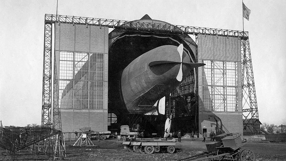 Дирижабль «Лебедь» был построен в 1909 году по российскому заказу на заводе Lebaudy во Франции. Автором стал француз Анри Жюлио. Объем оболочки «Лебедя» составлял 4,5 тыс. куб. м, длина — 61 м, диаметр — 11 м, дирижабль развивал скорость до 36 км/ч
