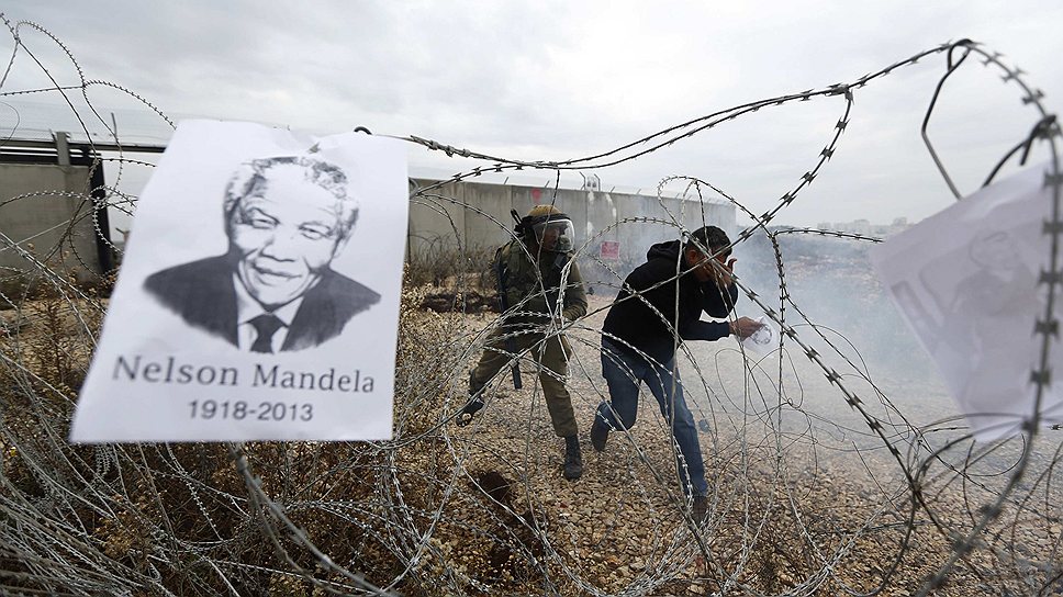 Плакат с изображением экс-президент ЮАР Нельсона Манделы на границе Израиля и Палестины