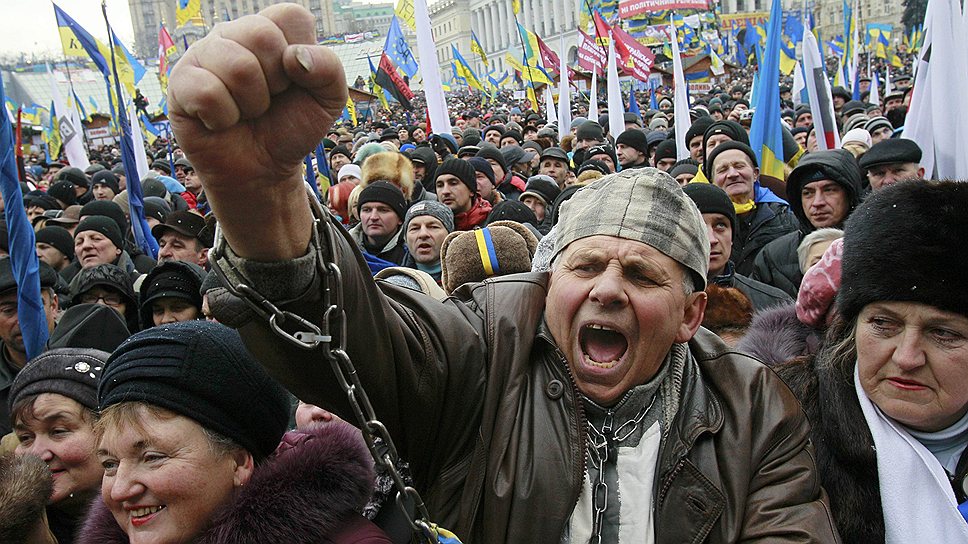 Пришедшие с Майдана активисты установили два армейских шатра на пересечении ул. Институтской и Крепостного переулка. Ими перекрыты две трети проезжей части, свободной осталась одна полоса — по ней протестующие выпускают оказавшиеся в блокаде автомобили, но не пускают маши на въезд