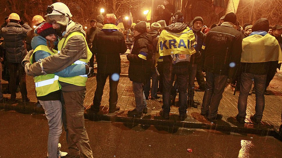 Сторонники действующей власти, участвующие в митинге Партии регионов в Киеве, собираются на площади Конституции под стенами Верховной рады