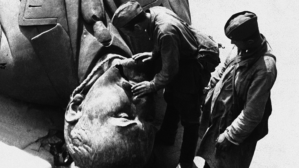 Многие памятники Ленину и другим российским и советским правителям были снесены во время Второй мировой войны