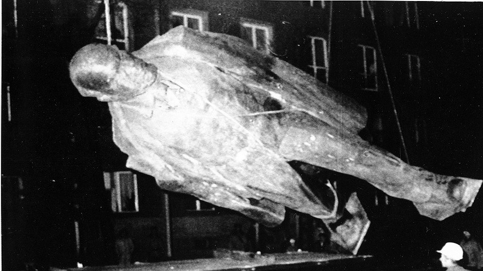 В 1989 году в польском городе Нова Гута в рамках антисоветских демонстраций был снесен 30-метровый памятник Ленину