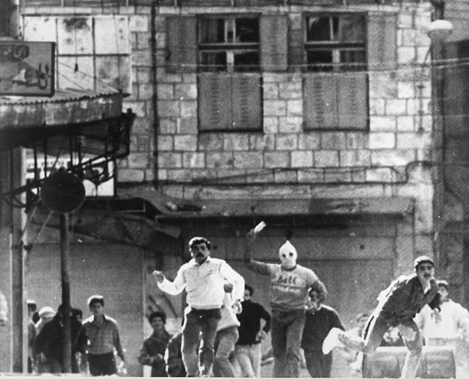1987 год. Начало первой палестинской интифады — восстания проживающих на палестинских территориях арабов против Израиля