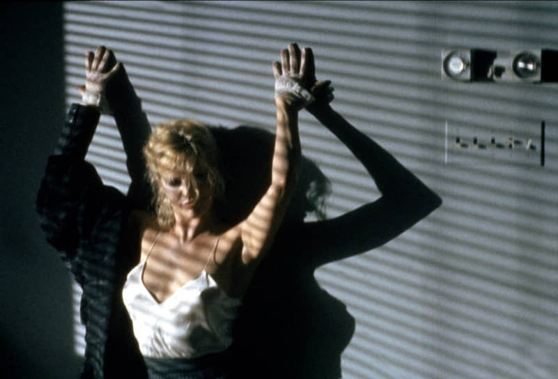 Всемирное признание актрисе принесла роль в культовой эротической мелодраме «Девять с половиной недель» (1986; кадр на фото), партнером Ким Бейсингер выступил Микки Рурк
