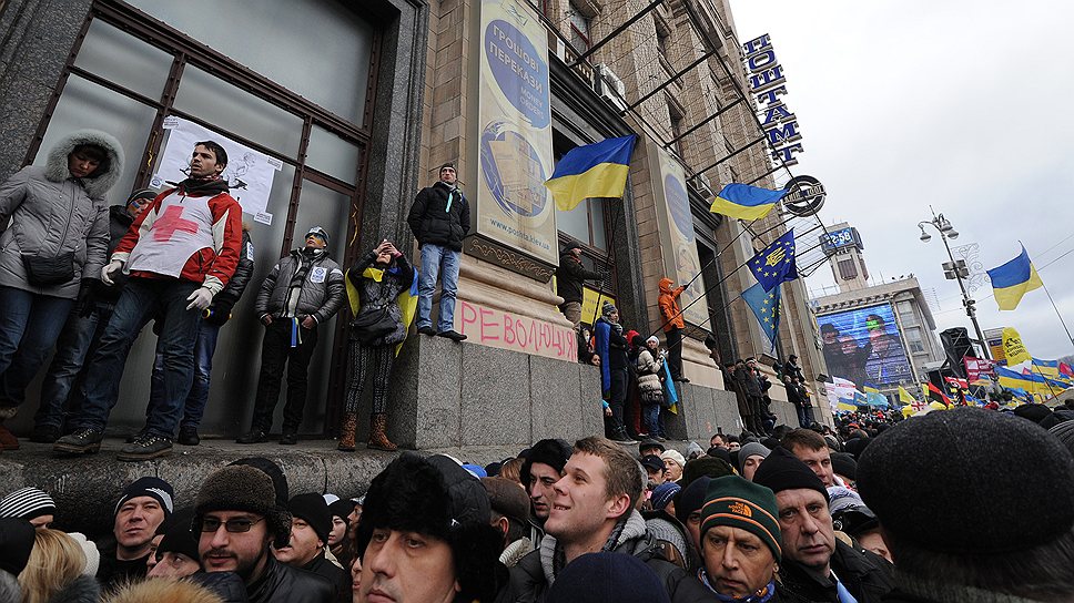 МВД Украины заявило о готовящихся в Киеве провокациях, по данным ведомства в сторону администрации президента и кабинета министров Украины собираются отправиться около 200 человек в масках