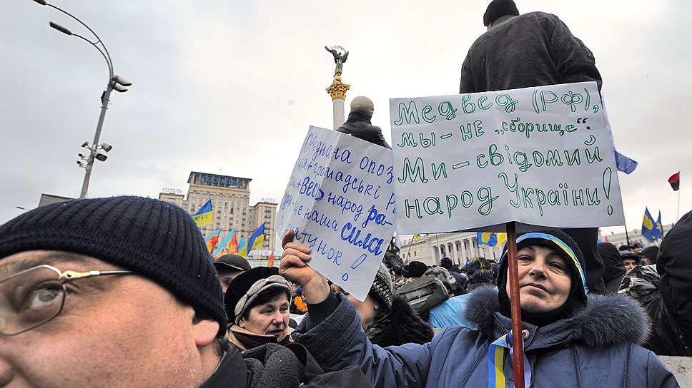В субботу вечером появилась информация о том, что власти Украины могут использовать около тысячи человек для провокации драк на Майдане, чтобы затем объявить в стране чрезвычайное положение. Об этом на своем официальном сайте сообщила оппозиционная партия «Батькивщина»