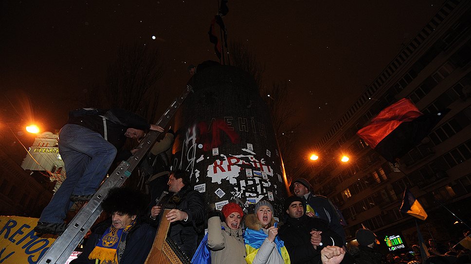 8 декабря 2013 года сторонники украинской оппозиции разрушили памятник Владимиру Ленину, расположенный на Бессарабской площади в Киеве