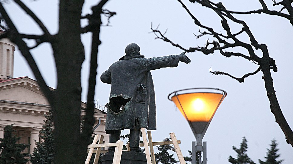 Памятник Ленину у Финляндского вокзала был испорчен 1 апреля 2009 года. Ответственность за акцию вандализма взяла на себя  профашистская организация. Его восстановление велось до 2013 года