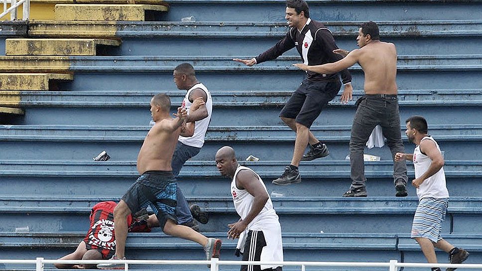 Столкновения между футбольными болельщиками в Бразилии