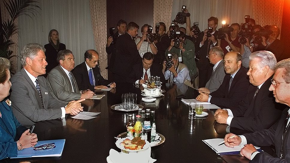 В 1994 году стороны начали переговоры о зоне свободной торговли и подписали соглашение о сотрудничестве. В июне 1999 года на саммите ЕС в Кельне принята «Общая стратегия ЕС в отношении России», в которой обозначалось стремление Евросоюза развивать «стратегическое партнерство» с РФ и интегрировать ее в жизнь европейского континента