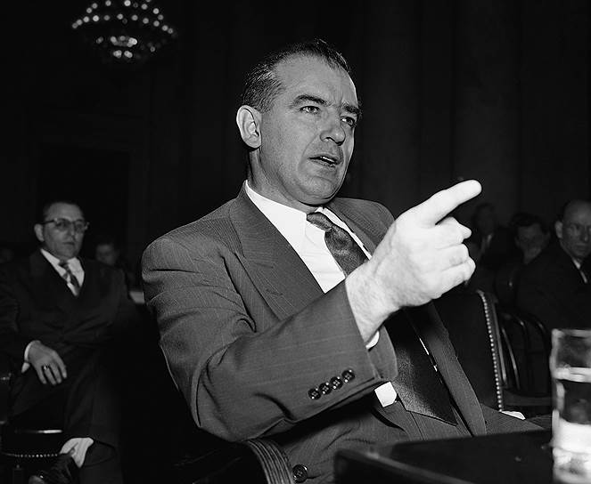 Маккартизм получил свое название от фамилии Джозефа Маккарти (на фото), который был сенатором США от штата Висконсин в 1947-1957 годах и выступал в качестве главного борца с «красной угрозой»