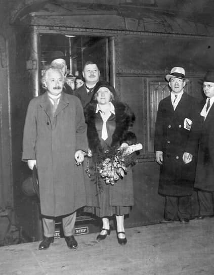 1932 год. 53-летний ученый-физик Альберт Эйнштейн вместе с женой Эльзой Ловенталь эмигрировал в США и больше никогда не вернулся в Германию, где после прихода к власти нацистов в 1933 году начались преследования евреев