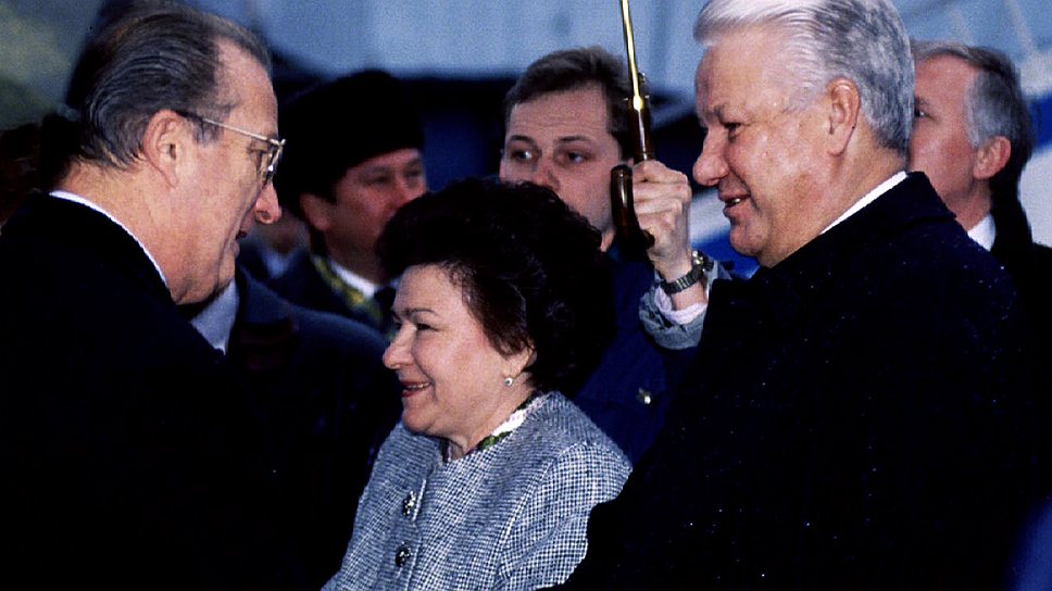 9 декабря 1993 года Россия и Евросоюз подписали в Брюсселе «Совместную политическую декларацию о партнерстве и сотрудничестве». Россия в документе признается «страной не с государственной системой торговли, а с экономикой переходного периода» &lt;br> Бельгийский Король Альберт приветствует президента РФ Бориса Ельцина в Брюсселе
