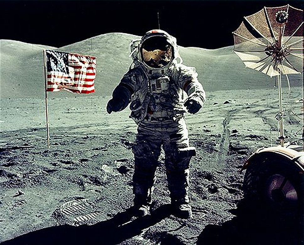 1972 год. Астронавты Юджин Сернан и Харрисон Шмитт («Аполлон-17») в последний раз в XX веке вышли на лунную поверхность