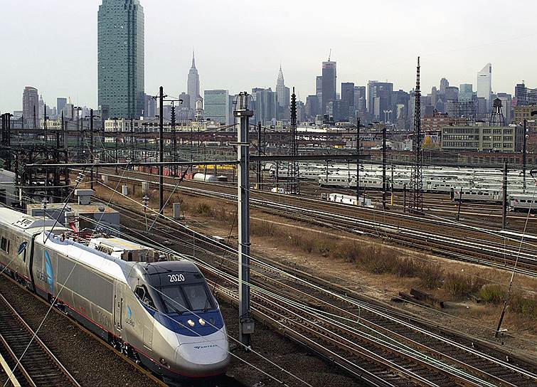 2000 год. В США началась регулярная эксплуатация высокоскоростных поездов «Acela Express»