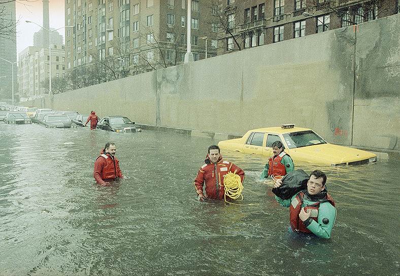 1992 год. На Нью-Йорк (США) обрушился сильнейший шторм.  Наводнение затопило все три моста, соединяющие Лонг-Айленд с материком. Более 454 тыс. домов остались без света