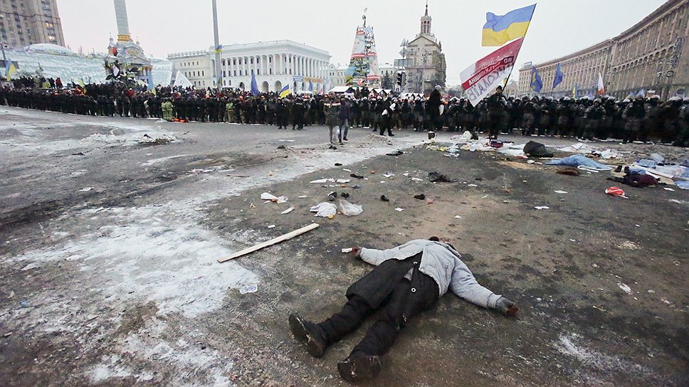 Живой прохожий лежит на месте ночного штурма баррикад на Майдане Незалежности 