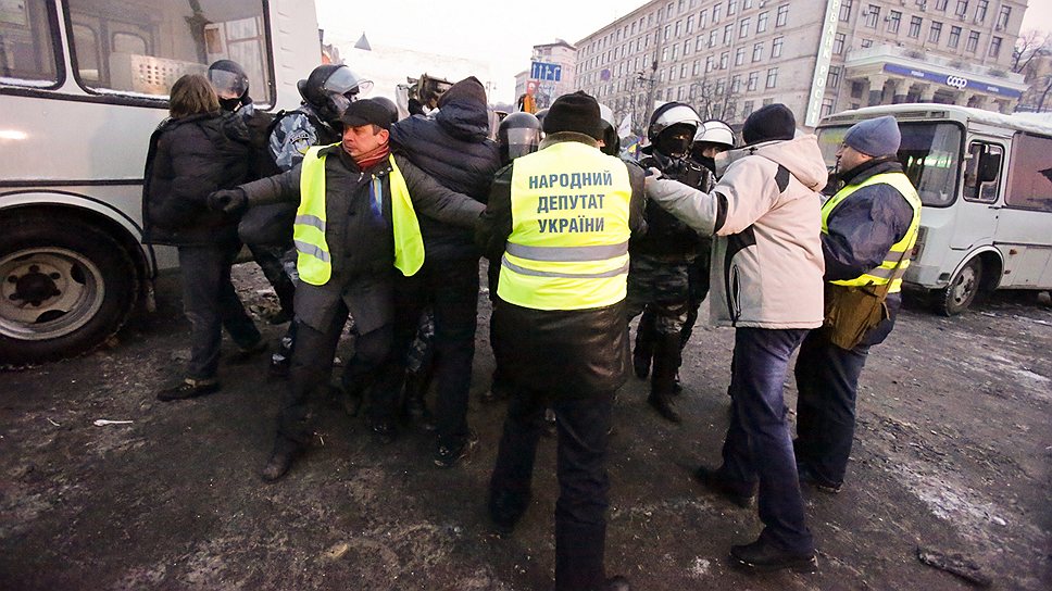 Около десяти утра сотрудники спецподразделений «Беркут» и внутренних войск сняли оцепление Майдана Незалежности со стороны улицы Институтской
