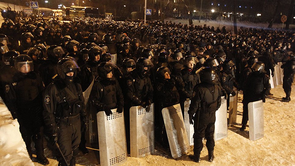 Во время штурма Майдана Незалежности «Беркут» задержал 11 протестующих, заявил лидер националистической партии «Свобода» Олег Тягнибок: «&quot;Беркут&quot; дубинками бил людей. 11 человек они запаковали в автозаки»
