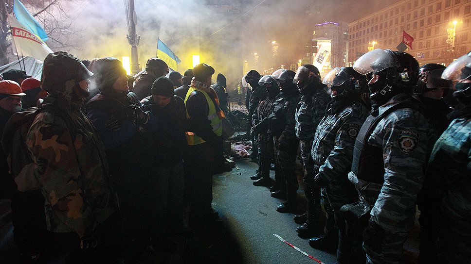 В шестом часу утра «Беркут» начал теснить протестующих с одной из сторон площади. Милиция начала ломать баррикады под крики «Позор!» 