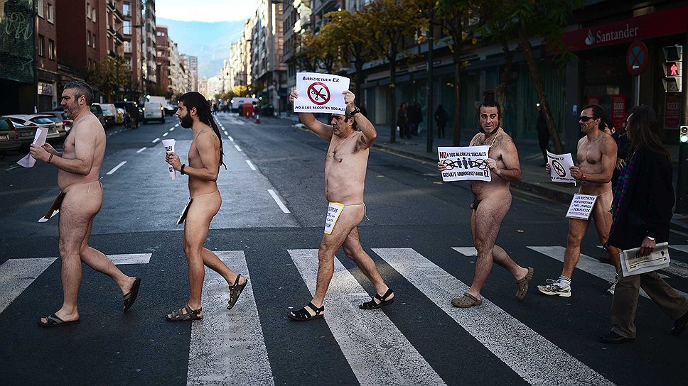 Протестующие против сокращения госфинансирования социальных служб в Бильбао, Испания  