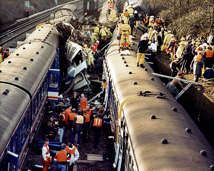 1988 год. Возле Клапэм Джанкшн на юге Лондона столкнулись три поезда, в том числе и пассажирский. Жертвами аварии стали 35 человек, около 500 получили ранения