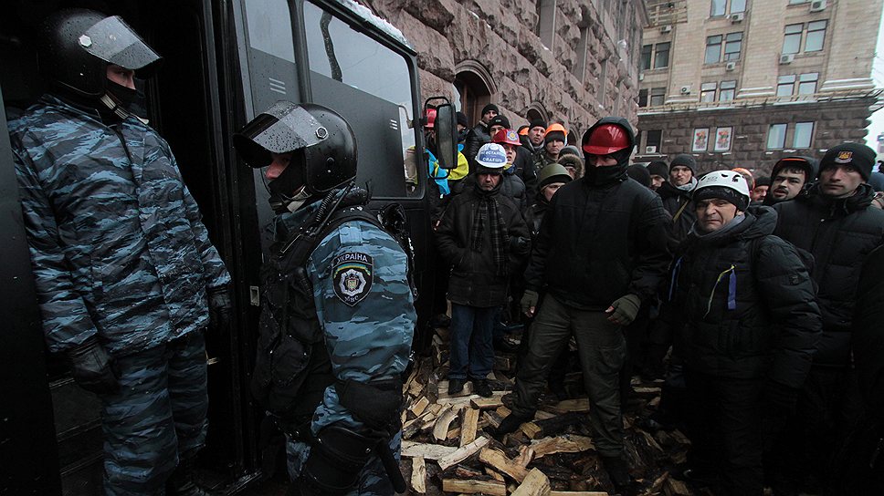 Около 11 утра «Беркут» и внутренние войска начали штурм здания киевской городской администрации: три автобуса с сотрудниками спецподразделения въехали прямо на крыльцо мэрии