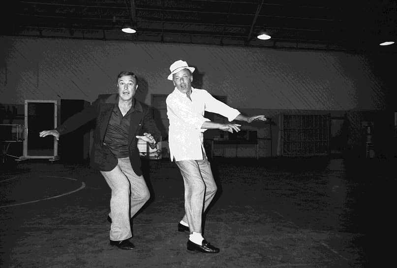 К середине 60-х в чарте синглов Фрэнка Синатру начали изрядно теснить Элвис Пресли и Beatles. В 1971 году певец объявил об окончании творческой карьеры, однако с 1974 году продолжил концертную деятельность. Через пять лет Фрэнк Синатра записал один из своих самых известных хитов — «New York, New York»
&lt;br>На фото: Фрэнк Синатра (справа) и актер Джин Келли
