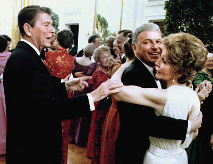 «Живите, пока вам не будет сто лет, и, может, последний голос, который вы услышите, будет моим» &lt;br>На фото:  Фрэнк Синатра танцует с супругой экс-президента США Рональда Рейгана Нэнси