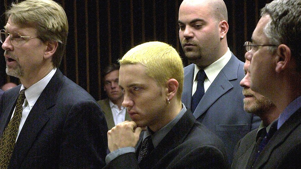 У Маршалла Брюса Мэтерса III (Eminem) неоднократно возникали проблемы с законом. Исполнителя арестовывали за драки, незаконное хранение оружия. В 2003 году спецслужбы усмотрели угрозу жизни президента Джорджа Буша-младшего в его песне We as Americans. А в 2005 году дядя и  тетя Маршала Мэтерса предъявили ему иск, утверждая, что он обещал им дом за $350 тыс. 