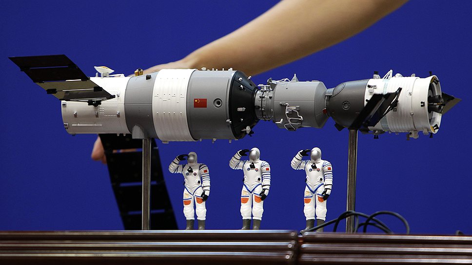 В 2003 году Китай стал третьей в мире космической сверхдержавой, имеющей собственную пилотируемую космонавтику&lt;br> На фото: модель пилотируемого корабля «Шэньчжоу-9», название которого переводится как «Волшебная лодка»
