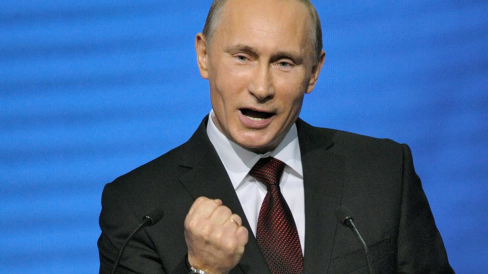 Показывает кулак