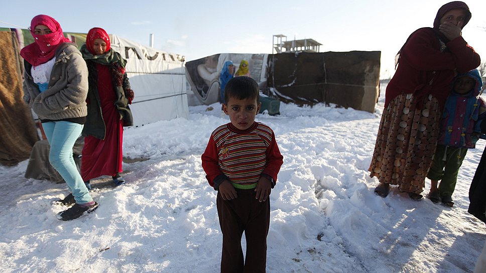 Снег выпал в Сирии и усугубил и без того сложное гуманитарное положение в стране. На фото: ребенок мерзнет в лагере беженцев северной провинции Ракка