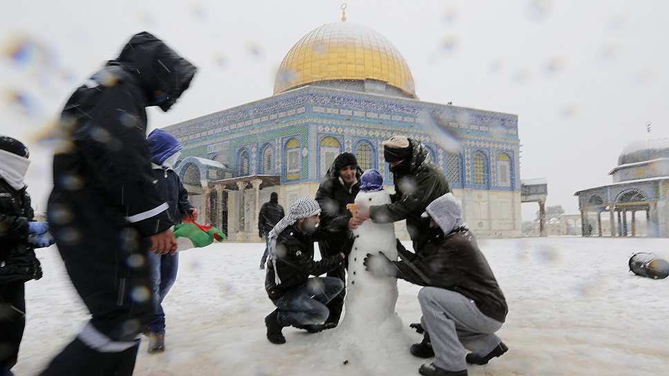 В Израиле начались обильные снегопады на Голанах, в районе Верхней Галилеи, и на Иерусалимских горах. Снег в Иерусалиме продолжает идти, и в связи с обильным снегопадом дорожная полиция Израиля вынуждена была закрыть въезд и выезд из города