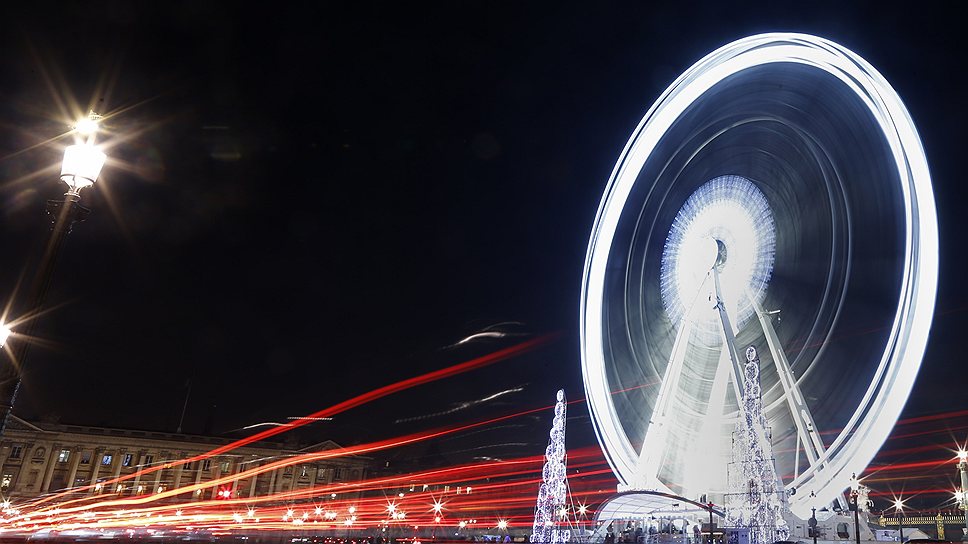 Гигантское колесо обозрения на площади Согласия в центре Парижа